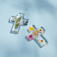 Load image into Gallery viewer, Dried Flower/Fern Resin Cross