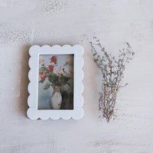 Load image into Gallery viewer, 4x6 Resin Scalloped Frame