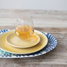 Load image into Gallery viewer, 16oz Drinking Glass w/ Embedded Daisies